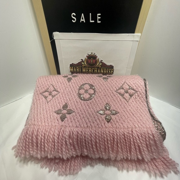 Louis Vuitton Wool Scarf in Pink, preloved. - Picture 6 of 11